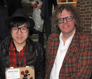 榮獲可愛獎座的中國動畫家雷壘與影展主席Gerben Schermer合影