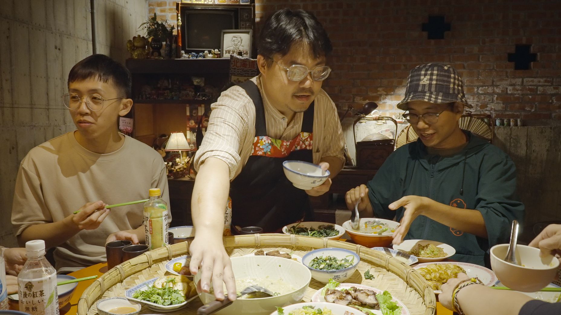 民主，練習中劇照
