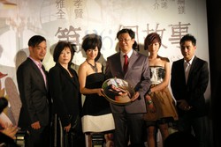《第36個故事》首映,桂綸鎂端出手指泡芙感謝演藝好友相挺