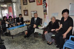 行政院院長吳敦義探視葛香亭遺孀