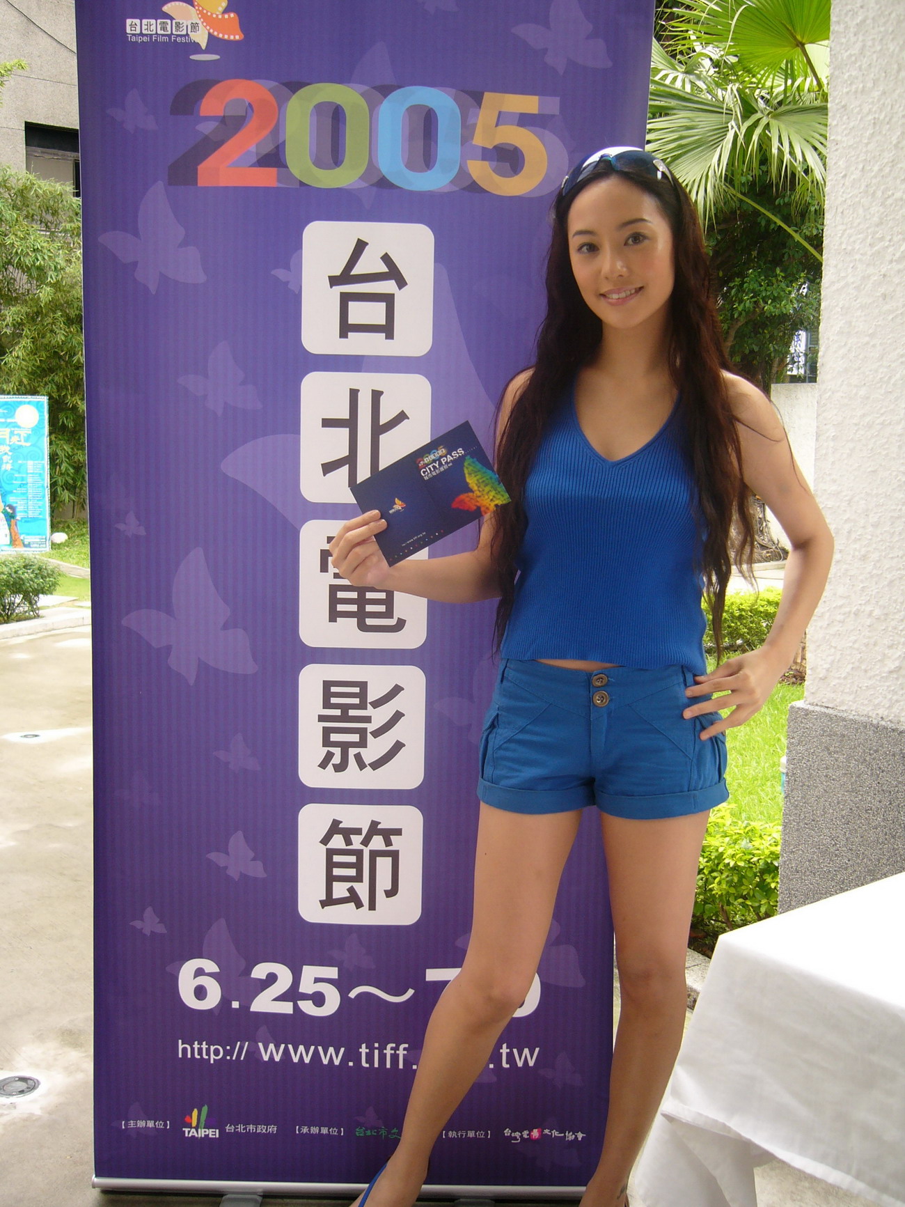 台北電影節開賣 關穎 藍美人造型小露香肩玉腿  13分鐘賣完電影護照  再破台北電影節新紀錄